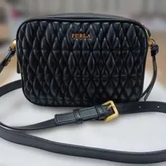 中型の程良い大きさの美品FURLAキルティングショルダーバッグブラック