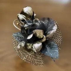 エレガントな黒と金の花ブローチ