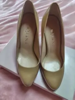Diana新品 ベージュ ポインテッドトゥ ハイヒール