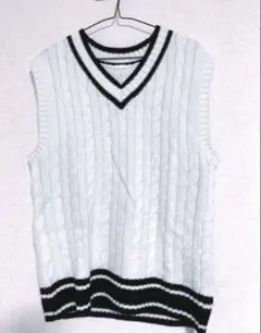 GU ホワイト Vネックニットベスト