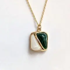 1点作品☺︎ 大粒変形グリーンオパール14kgfネックレストップ - メルカリ