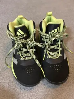 adidas バスケットシューズ　子供用