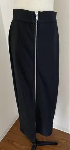 黒のフロントジッパータイトスカート