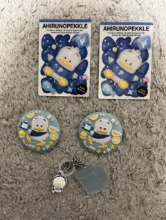 サンリオ　あひるのペックル　刺繍缶バッチ　ダブルチャーム　ウエハースカード