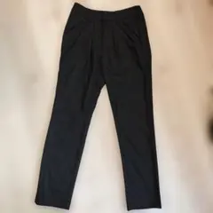 ビューティーアンドユース 黒 プリーツ入り カジュアルパンツ