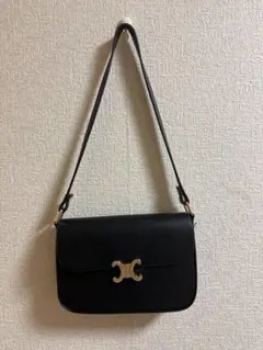 ブラックショルダーバッグ フラップ付き