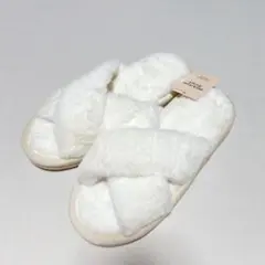 新品　ホワイト　クロスストラップ ファー　ルームシューズ　スリッパ　23〜25㎝