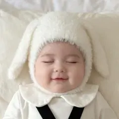 ウサギ耳付きホワイトベビー帽子