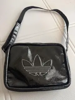 adidas エナメル ショルダーバッグ ブラックのサムネイル