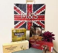 英国M&S マークス&スペンサー　お菓子とヨークシャティーの詰め合わせ　ラスト！のサムネイル