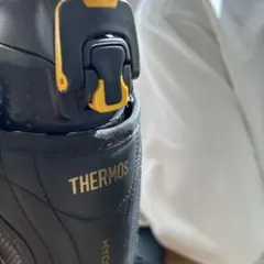 THERMOS HYDRATION ブラック水筒 使用中