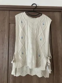 サマンサモスモス　花刺繍脇リボンベスト