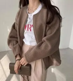 アンドミー　圧縮ブークレノーカラーブルゾン　　ループ　ジッパー　ボリューム袖　M