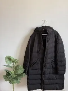 ファー付きフードの黒ロングコート