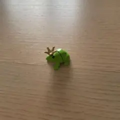 カエル型マグネット 王冠付き 緑色