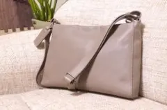 レザー ショルダーバッグ グレージュ