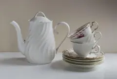 ボーンチヤイナの白陶器　テーイポツトとテーイカツプANDソーサーの8点セツト