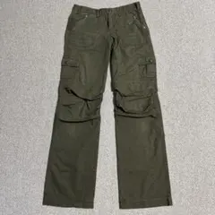 オリーブ色 カーゴパンツ 複数ポケット