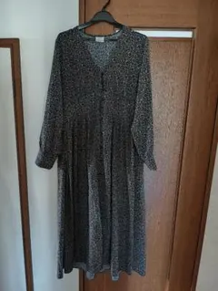 美品　アーバンリサーチドアーズ　フラワープリントタックワンピース