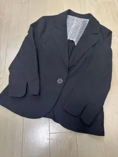 黒のテーラードジャケット