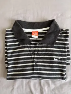 Nike グレーと白ストライプ ポロシャツ