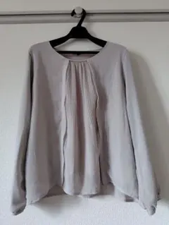 COMME CA ISM　ピンクグレーのビジュー付き長袖ブラウス