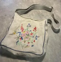 CathKidstonキャスキッドソン　ショルダーバッグ　花柄　刺繍　キャンバスのサムネイル