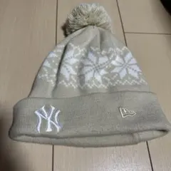 ベージュ 雪の結晶柄 ニット帽 ポンポン付き
