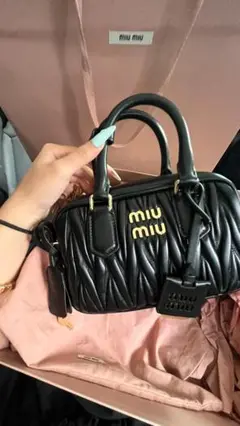miu miu ブラック ショルダーバッグ