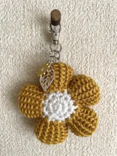 ハンドメイド あみぐるみ ストラップ 編み物 花 チャーム付 黄色 キーホルダー