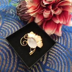 花デザインの金色ブローチ　薄いピンクの石　レトロ　アンティーク