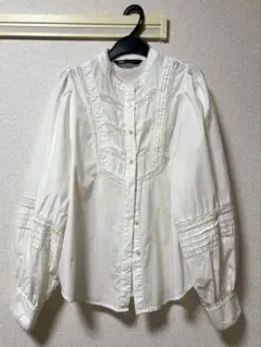 フリル付き白長袖シャツ