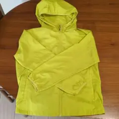 フード付き明るい黄色パーカー