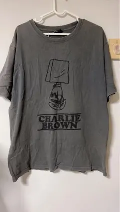チャーリー・ブラウンのデザイン入りTシャツ