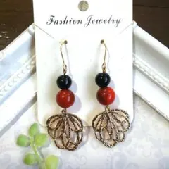 赤と黒の葉型フープピアス/イヤリング(ハンドメイド)