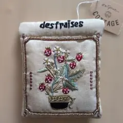 いちご柄刺繍ミニポーチ