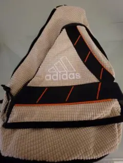 adidas ボディバッグ ベージュ・オレンジ・黒