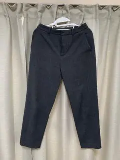 ユニクロ ダークグレー テーパードスラックス