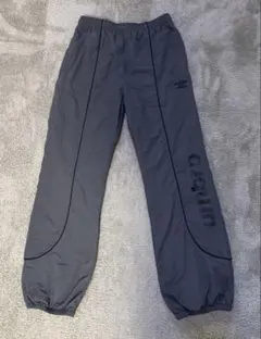 umbro スポーツパンツ グレー ロゴ入り