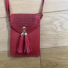 赤いタッセル付きスマホショルダーバッグ