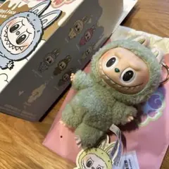 ラブブ　マカロン　ぬいぐるみペンダント　グリーングレープ