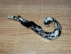 ブローチ　樹脂　クリア × 白 × 黒　大きめ