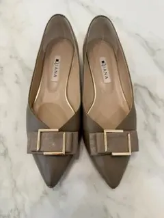 DIANA ブラウン ポインテッドトゥ フラットシューズ