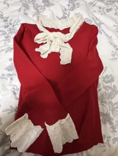 赤のリボン付きレースニット