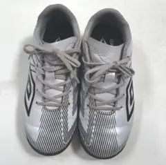 Umbro ジュニア　サッカーシューズ シルバー　UZ4VJA01WX 18cm