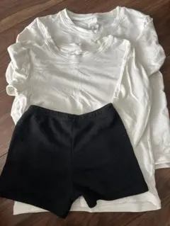 ヒートテックシャツ2枚とブラックショートパンツセット 110