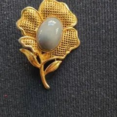 花形ブローチ グレー石付き