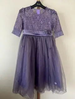 紫のレースドレス