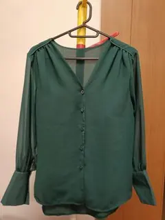 ダークグリーン Vネック長袖シャツ