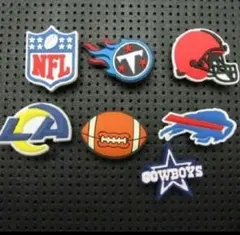 배지 마커가 달린 신제품 NFL 크록스 지비츠 샌들